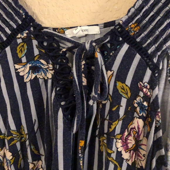 A small Women’s tank top - Picture 2 of 4